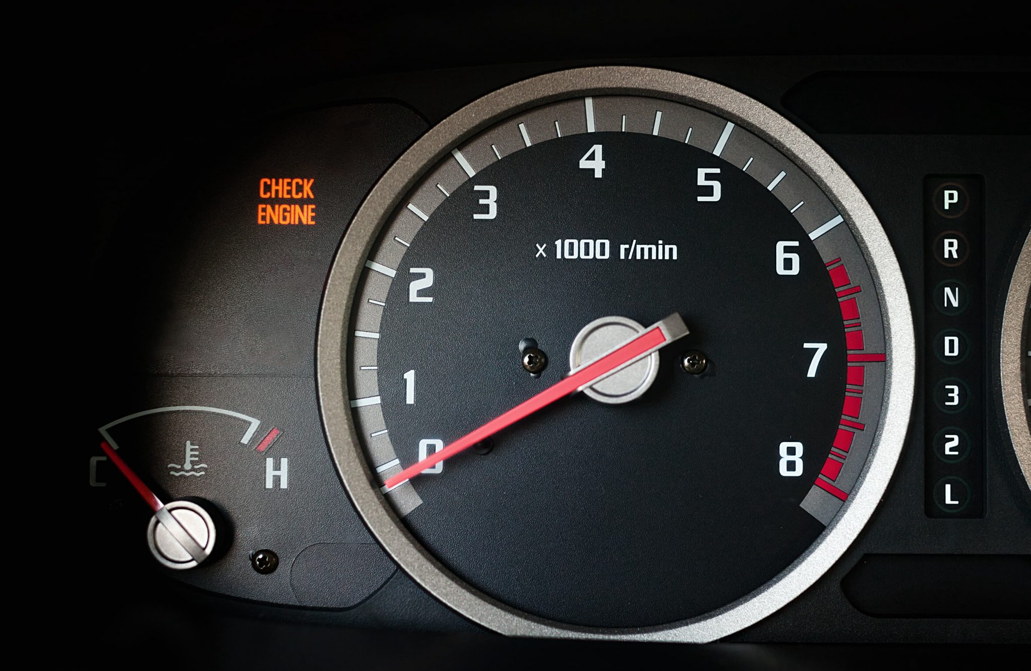 Check Engine ¿Qué es? ¿Por qué puede encenderse? CONQUE